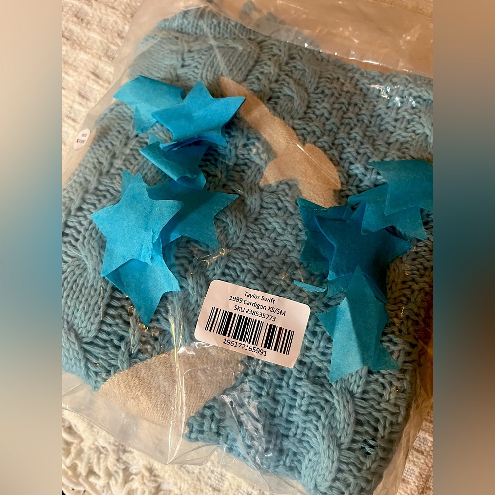 Brand new, unopened 1989 cardigan. 
Will send confetti & Taylor Swift stickers😊